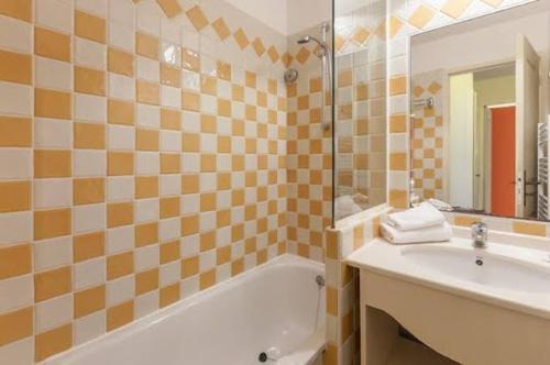 Zdjęcie z galerii obiektu Residence Villa FRANCIA CANNES VUE MER w Cannes