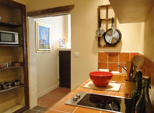 - une cuisine avec un bol rouge sur un comptoir dans l'établissement Tomettes, à Avignon