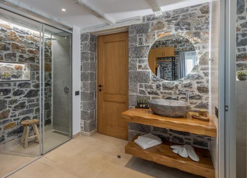 EliaにあるELECTRA BOUTIQUE VILLAの洗面台と鏡のあるバスルーム