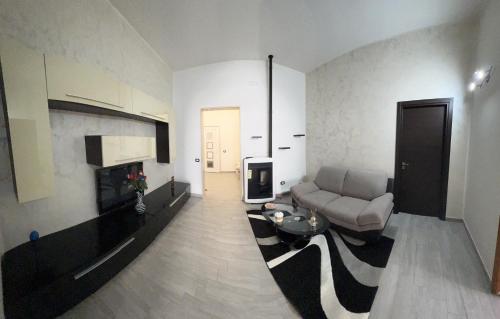 ein Wohnzimmer mit einem Sofa und einem Kamin in der Unterkunft CASA DI KEKKO in Mesagne