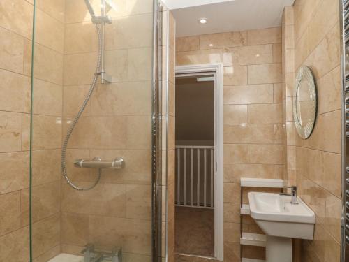 une salle de bain avec douche et lavabo dans l'établissement Willow Cottage, à Sheffield