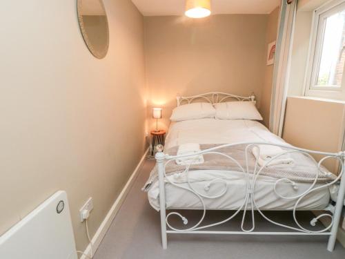 - une petite chambre avec un lit blanc et une fenêtre dans l'établissement Swainby Cottage, à Northallerton