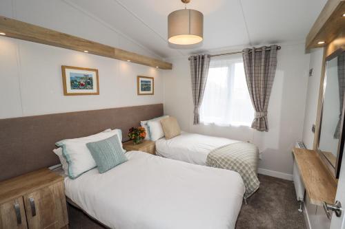 Un pat sau paturi într-o cameră la Bramblewick