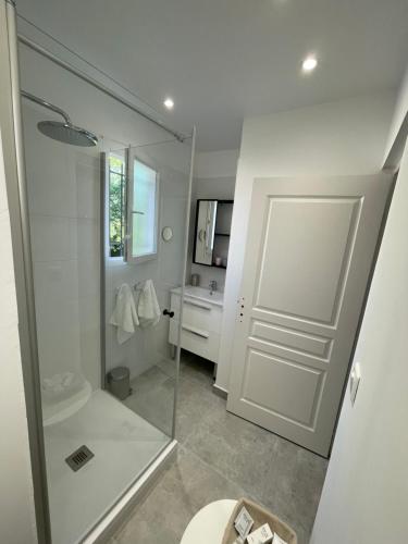 une salle de bain avec douche et porte vitrée dans l'établissement CASA RAMA ST Tropez, à Saint-Tropez
