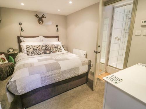 Un dormitorio con una cama grande y una ventana en Dibble Cottage, en Richmond