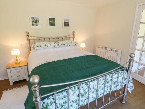 Кровать или кровати в номере Wheelwrights Cottage