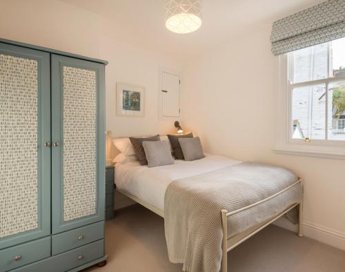 En eller flere senge i et værelse på Kipper Cottage