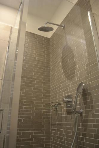een badkamer met een douche met een schaduw van een persoon bij 500 Suite Prati delle Vittorie in Rome