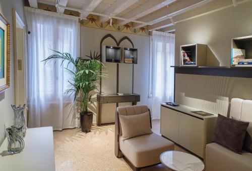 a living room with a chair and a desk at Relais Balcone di Giulietta in Verona