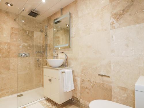 La salle de bains est pourvue d'un lavabo, de toilettes et d'une douche. dans l'établissement Westfields, à Launceston