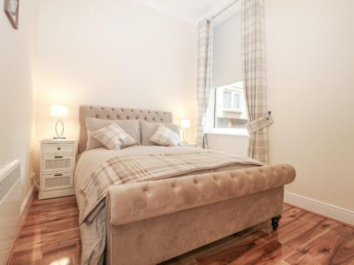 Un dormitorio con una cama grande y una ventana. en Apartment 2, en Southsea