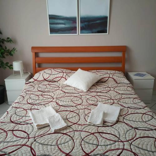 um quarto com uma cama com duas toalhas em I capricci dell'etna 4 di Puglisi em Mascalucia