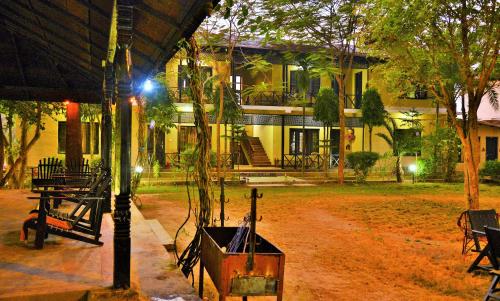 Un jardín fuera de Hotel Parkside & Swimming Pool-Between Greenery and Azure ,Your Perfect Retreat