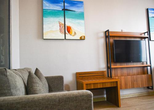 Una televisión o centro de entretenimiento en Triton Prestige Seaview and Spa