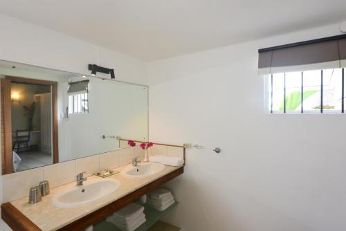 Ένα μπάνιο στο Villa Veloutier Blanc