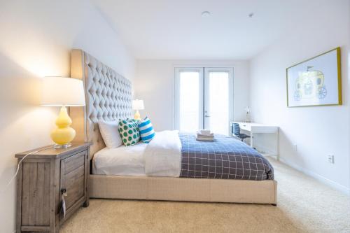 a bedroom with a bed and a desk with a lamp at Luxury Irvine Spectrum 2 bedrooms 2 Bathrooms Kitchen pool Apartment in Irvine