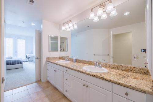 a bathroom with two sinks and a large mirror at Irvine Spectrum 2 bedrooms/2 Bathrooms/Kitchen/pool/Apartment in Irvine
