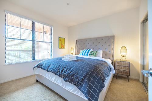 Säng eller sängar i ett rum på Irvine Spectrum 2 bedrooms/2 Bathrooms/Kitchen/pool/Apartment
