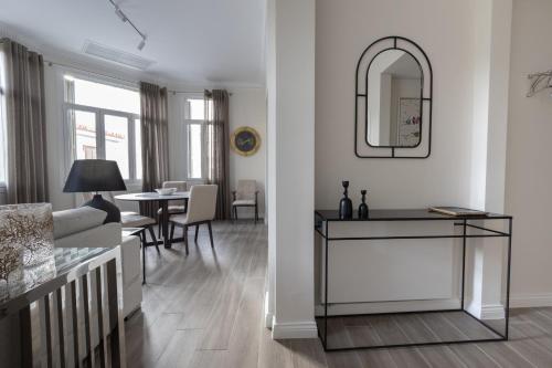 - un salon avec une table et un miroir dans l'établissement Plaka's Privileged Accommodation, à Athènes