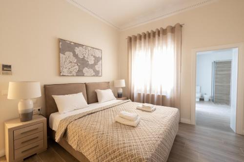 Posteľ alebo postele v izbe v ubytovaní Ancient Athens Great Apt Home Office Acropolis View