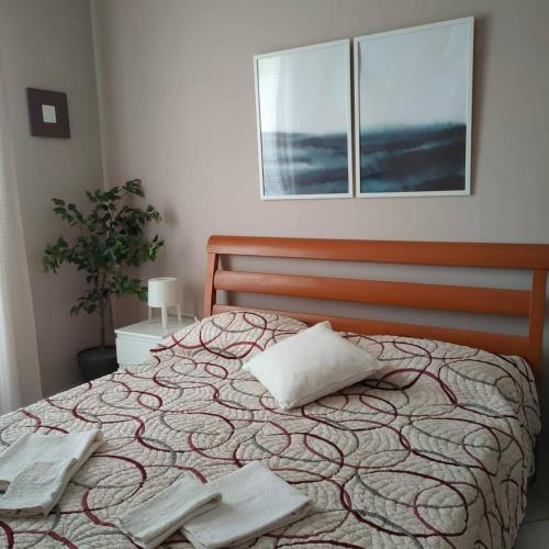 1 dormitorio con 1 cama con 2 toallas en I capricci dell'etna 4 di Puglisi en Mascalucia