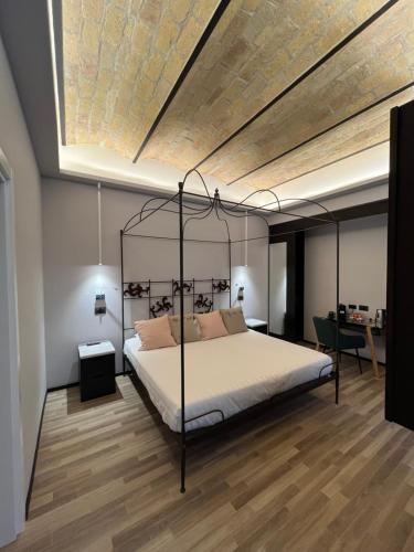 Tempat tidur dalam kamar di Flâneur - Rooms & Suites by Visconti