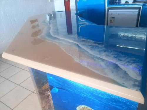 un comptoir avec un poisson dans un four micro-ondes dans l'établissement Beach Splendor @ 24 La Crete Sands, à Margate