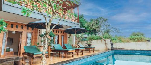 eine Terrasse mit Stühlen und Sonnenschirmen neben einem Pool in der Unterkunft D' Artha Cottage in Nusa Penida