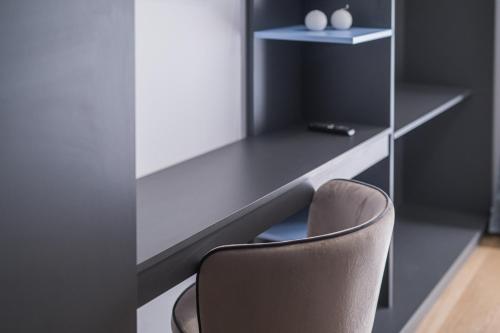 a desk with a chair in a room at BOUTIQUE APARTMENTS- LA GLORIA 1908 in Almería