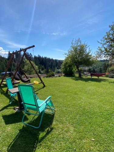 two chairs on a swing set in a yard at Nocleg pod Turbaczem in Nowy Targ