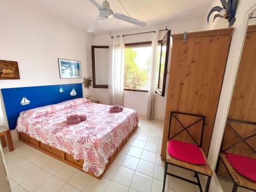 a bedroom with a bed and a window at Case Vacanza Mare Nostrum in Torre delle Stelle