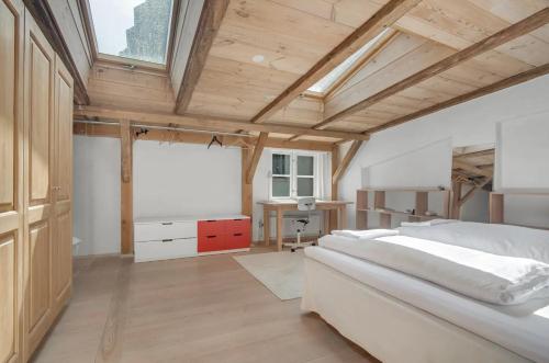 een slaapkamer met 2 bedden, een bureau en een raam bij City apartment perfect for a family or group! in Kopenhagen