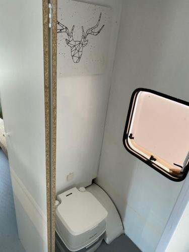 mała łazienka z toaletą i lustrem w obiekcie Prywatna przyczepa kempingowa na kempingu Maszoperia Sun4Hel Jastarnia w Jastarni