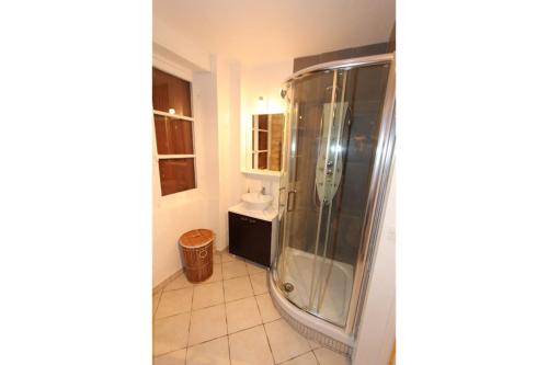une salle de bain avec douche et lavabo dans l'établissement Sarlat, 600 m à pied du centre historique, maison La Salamandre, à Sarlat-la-Canéda