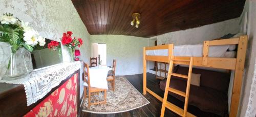 a room with two bunk beds and a table at Maison de Vacances Renno in Renno