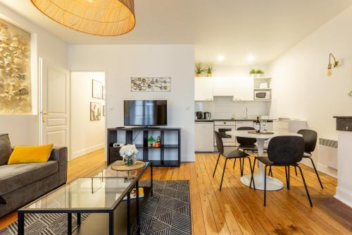 un salon avec un canapé et une table dans l'établissement Bordeaux Bouquiere, à Bordeaux