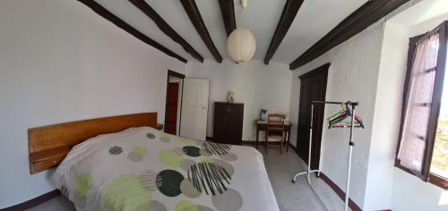 een slaapkamer met een bed in de hoek van een kamer bij Maison de Vacances Renno in Renno