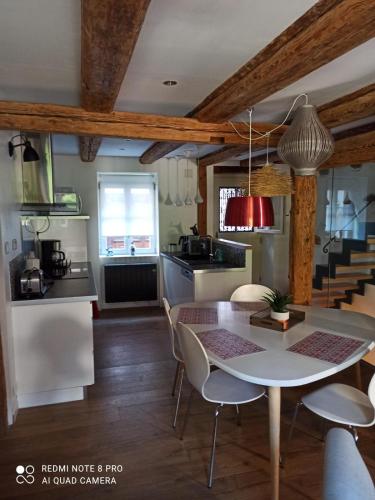 une cuisine et une salle à manger avec une table et des chaises dans l'établissement Elsass Design Hygge, à Eguisheim