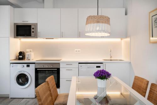 Kuchyňa alebo kuchynka v ubytovaní Alta House Apartments 3 Calas