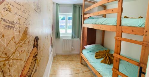 a room with two bunk beds and a wall at Cocoon’Ain*** Maison Chaleureuse Montagne/ViaRhona in Virignin