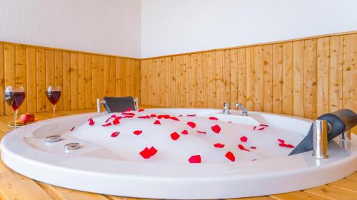 Una bañera con corazones y dos copas de vino. en Erel Apart, en Kas