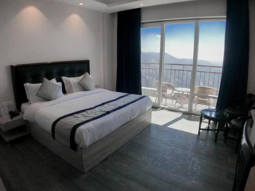 1 dormitorio con 1 cama y balcón con vistas. en Peaks And Pines Resort, en Lansdowne
