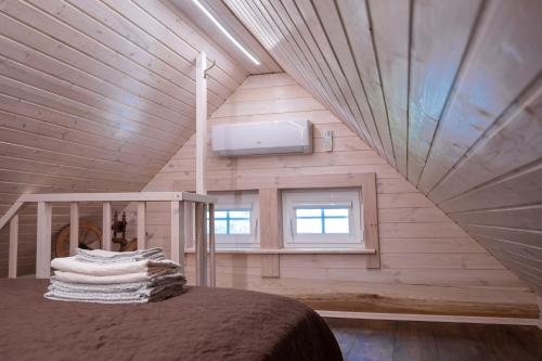 En eller flere senge i et værelse på Sodyba Namelis medyje Anykščiuose