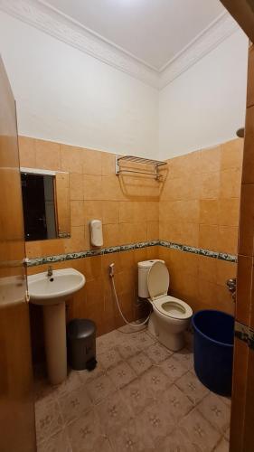 a bathroom with a toilet and a sink at Acirasa Homestay Medan in Medan