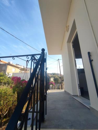 a stairway leading to a building with a door at Nesea 2 in Psérimos