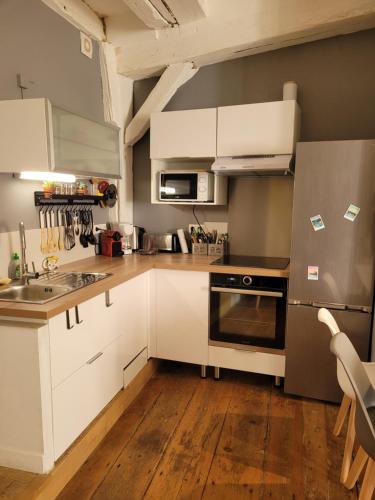 Kuchyňa alebo kuchynka v ubytovaní APPARTEMENT CHIC EN HYPER CENTRE DE VANNES