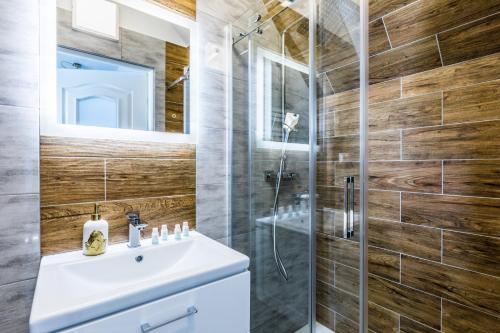 W łazience znajduje się umywalka i prysznic. w obiekcie Apartamenty Krupówki 48B w Zakopanem
