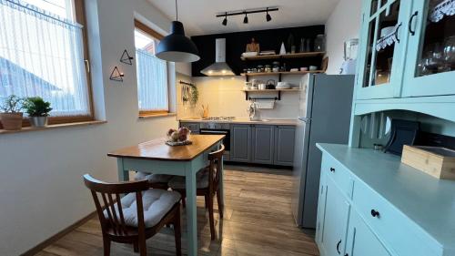 Una cocina o zona de cocina en Holiday Home Little House on Papuk