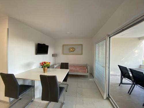 jadalnia ze stołem, krzesłami i łóżkiem w obiekcie Dorothy Apartman Vir w mieście Vir