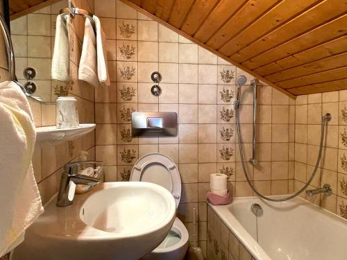 y baño con lavabo, aseo y ducha. en Ferienwohnung im Haus Dorn-Röschen, en Pfronten